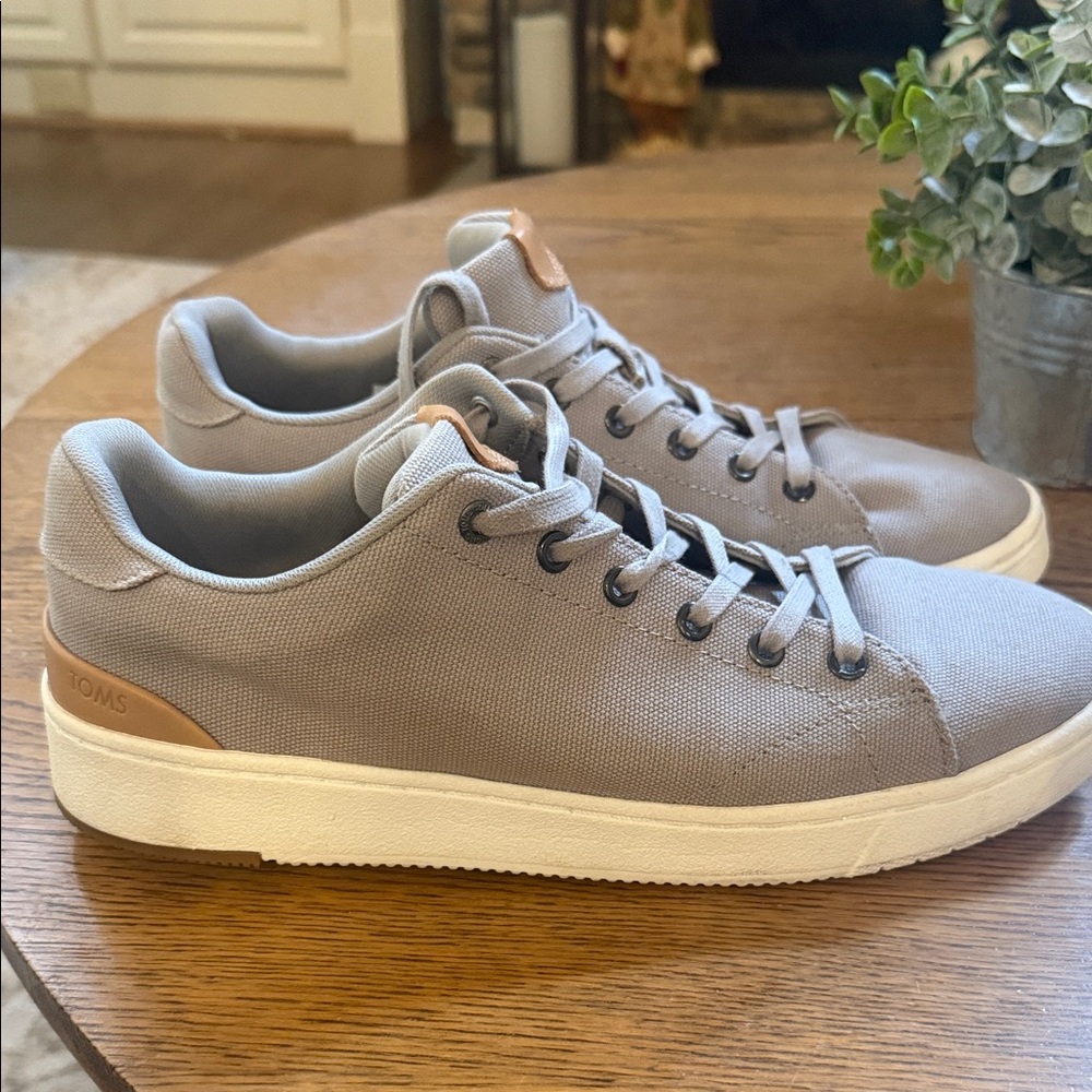 Like new! Grey canvas Toms- size 10M Travl Lite 2.0